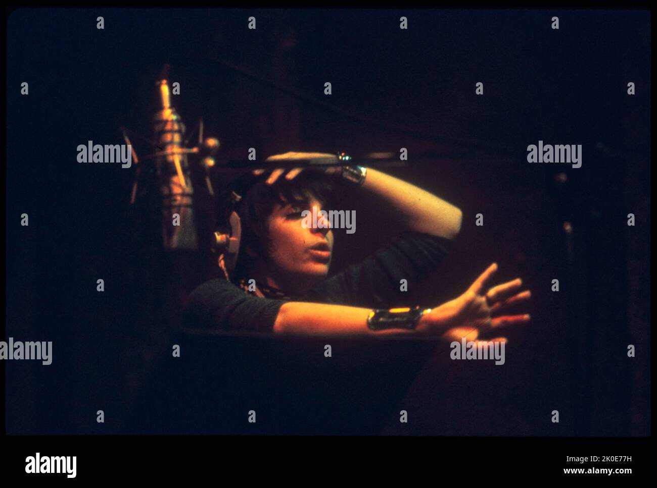 1971 fotografia di una registrazione di Liza May Minnelli (nato nel 1946) attrice, cantante e ballerina americana. Noto per la sua presenza sul palco e la potente voce cantata in alto, Minnelli è tra i rari gruppi di artisti premiati con Emmy, Grammy (Grammy Legend Award), Oscar e Tony (EGOT). Foto Stock