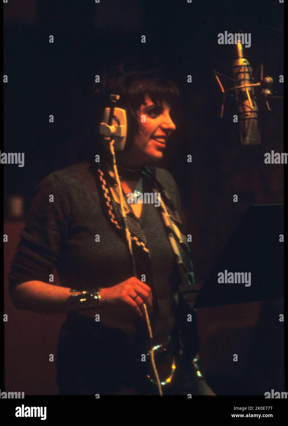 1971 fotografia di una registrazione di Liza May Minnelli (nato nel 1946) attrice, cantante e ballerina americana. Noto per la sua presenza sul palco e la potente voce cantata in alto, Minnelli è tra i rari gruppi di artisti premiati con Emmy, Grammy (Grammy Legend Award), Oscar e Tony (EGOT). Foto Stock