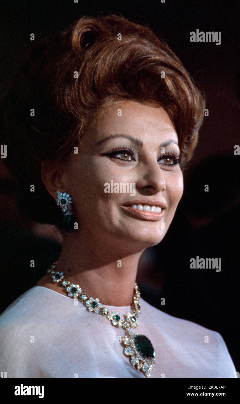 Sofia Scolone (1934), nota come Sophia Loren; attrice italiana. Durante gli anni '1950s ha recitato in film come personae sessualmente emancipato ed è stato uno dei simboli sessuali più conosciuti. È stata nominata dall'American Film Institute come la 21st più grande stella femminile del Classic Hollywood Cinema. È anche ora una delle ultime star superstite del cinema dell'età d'oro di Hollywood. Foto Stock