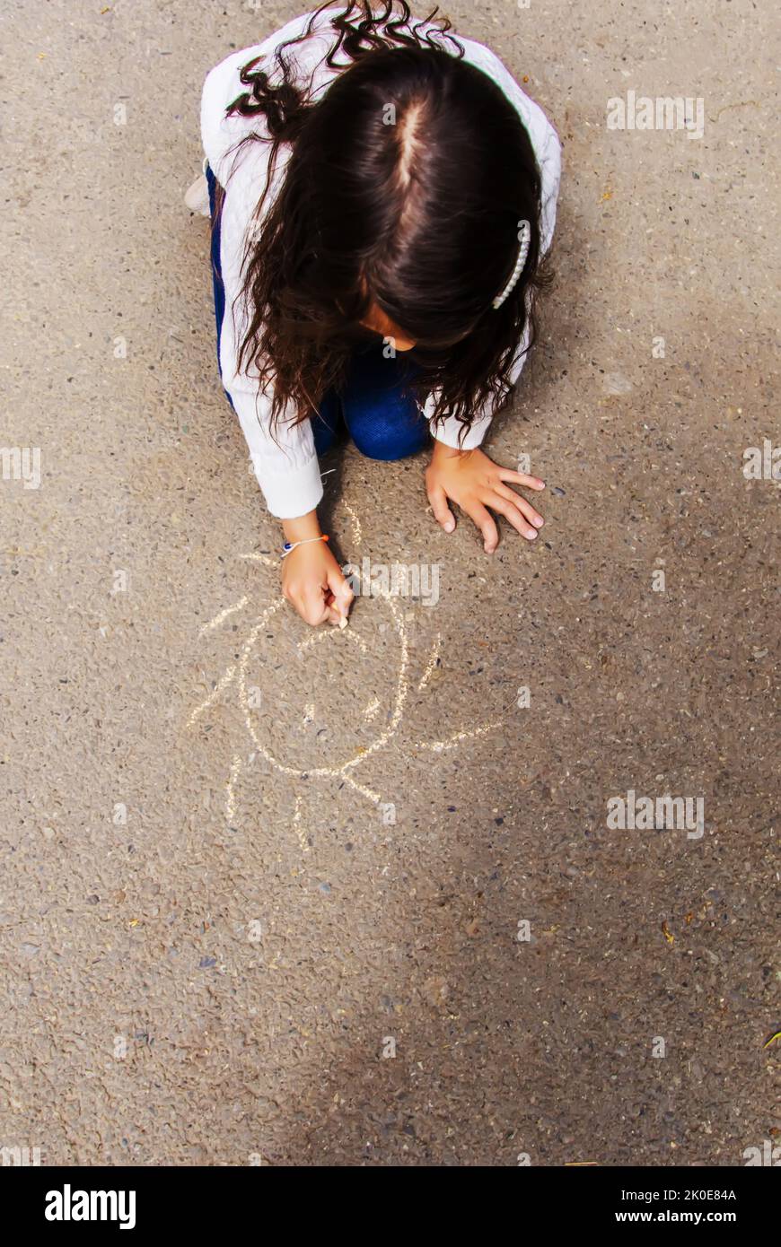 I bambini disegnano sul marciapiede con gesso. Fuoco selettivo. Natura. Foto Stock