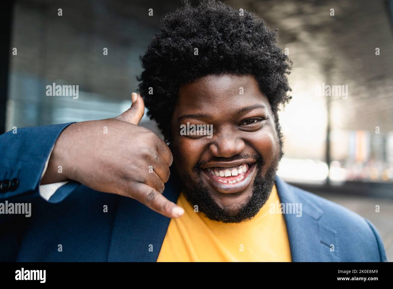 Felice uomo africano sorridente davanti della macchina fotografica all'aperto Foto Stock