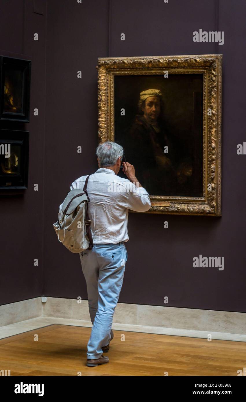 La pittura autoritratto di Rembrandt, il Museo del Louvre, il museo più visitato al mondo, e un punto di riferimento storico a Parigi, Francia. È la sede di alcune delle più note opere d'arte, Parigi, Francia Foto Stock