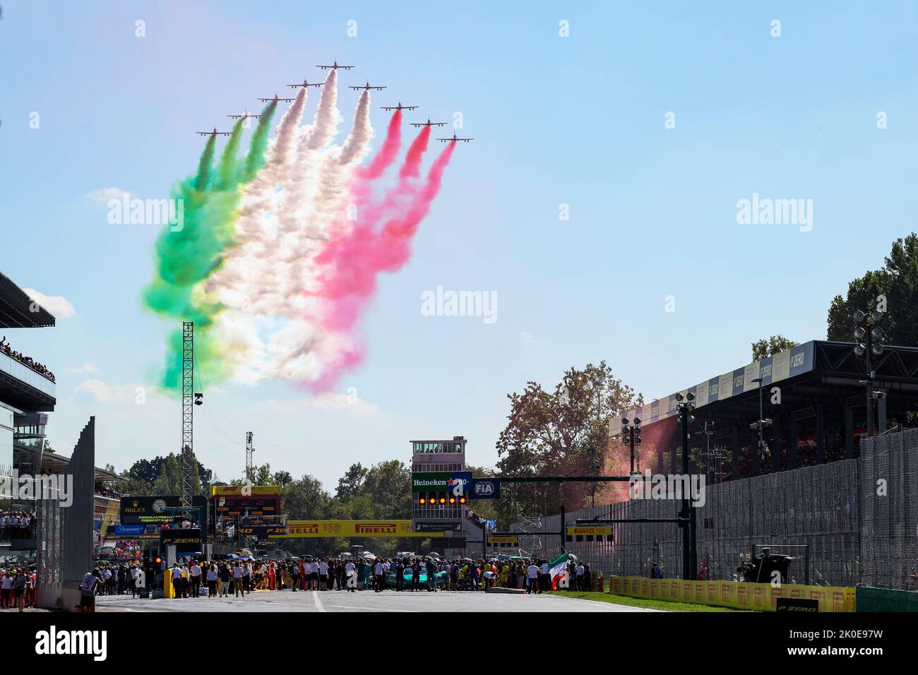 Monza, Italia. 11th Set, 2022. Frecce Tricolori sopra la griglia di partenza durante la Formula 1 Pirelli Gran Premio d’Italia 2022, Gran Premio d’Italia 2022, 16th° round del Campionato del mondo FIA di Formula uno 2022 dal 9 al 11 settembre 2022 sull’Autodromo Nazionale di Monza, a Monza, Italia - Photo Florent Gooden / DPPI Credit: DPPI Media/Alamy Live News Foto Stock