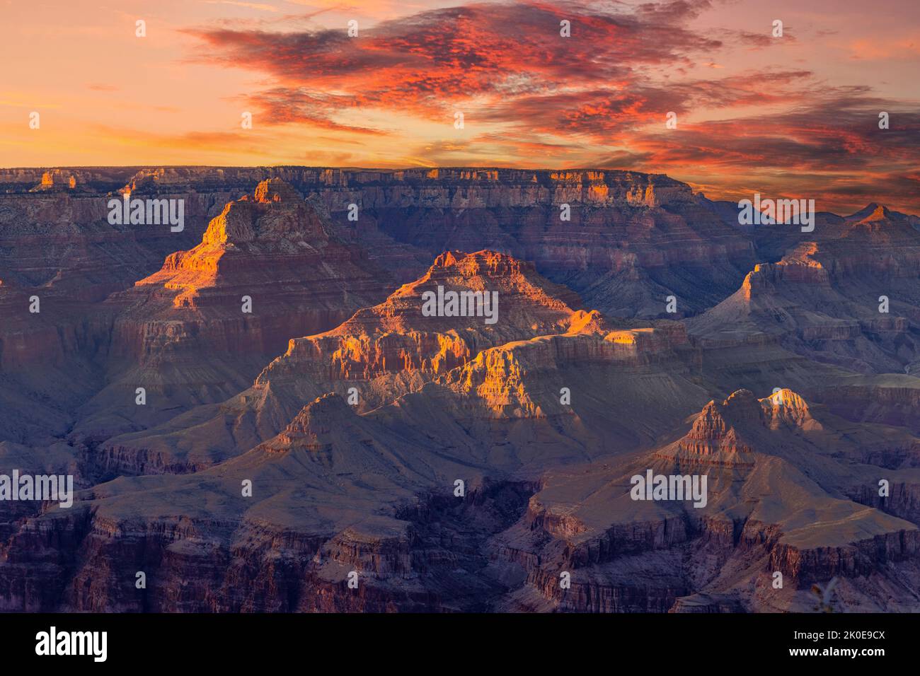 Una vista dell'aspro ma bello e suggestivo parco nazionale del Grand Canyon durante un tramonto ammucidato mostra gli intricati dettagli delle creste e dei formati Foto Stock