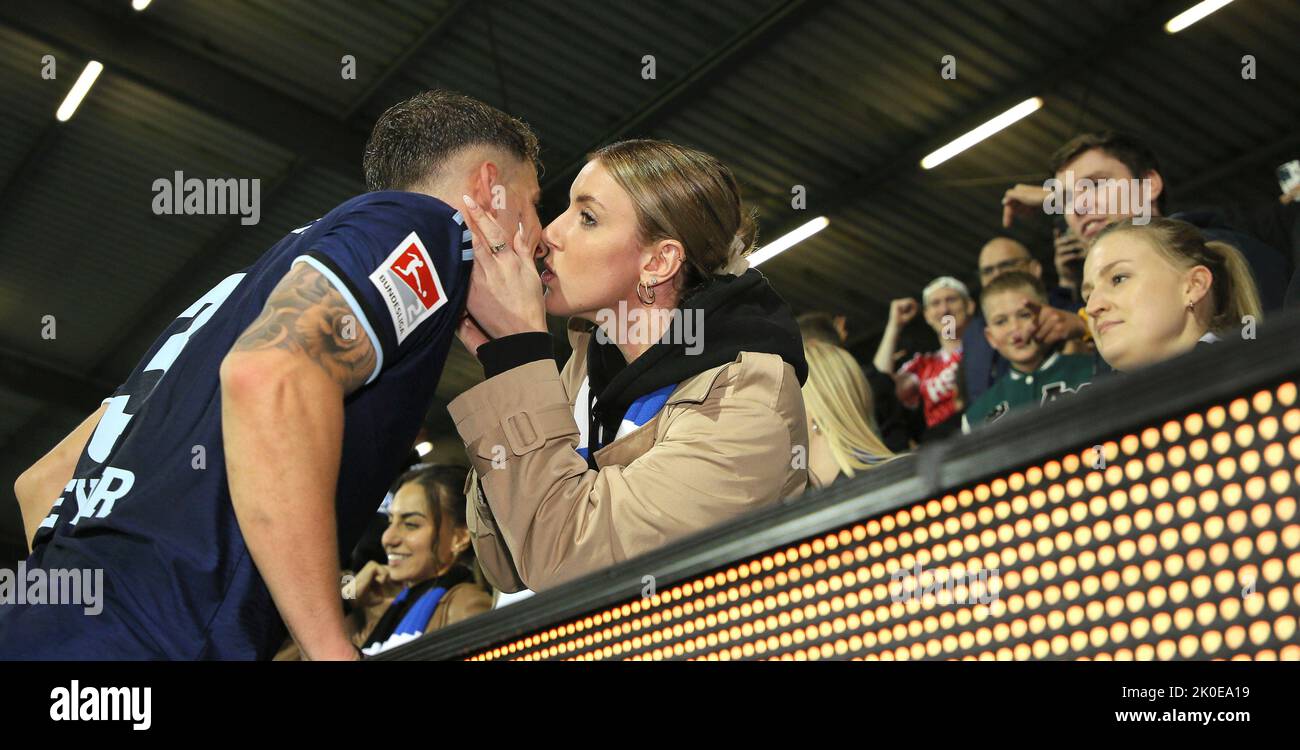 Kiel, Germania. 09th Set, 2022. Foto : Kisses per i vincitori di Amburgo, qui Tim Leibold Football 2. campionato il ven 09.09.2022 Holstein Kiel - Hamburger SV © Claus Bergmann le normative DFL vietano qualsiasi uso di fotografie come sequenze di immagini e/o quasi-video Credit: CB/Bergmann/Claus Bergmann/dpa/Alamy Live News Foto Stock