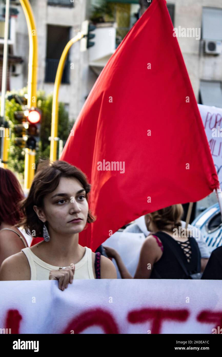 Roma, Italia. 10th Set, 2022. Durante la processione per Fabrizio Ceruso, ucciso dalla polizia 48 anni fa durante una manifestazione, le bollette elettriche vengono bruciate. Una volta già, la gente ha smesso di pagare l'importo richiesto, pagando solo il diritto. Oggi sono pronto a farlo di nuovo senza aumentare i salari e abbassare i prezzi (Photo by Elisa Bianchini/Pacific Press) Credit: Pacific Press Media Production Corp./Alamy Live News Foto Stock