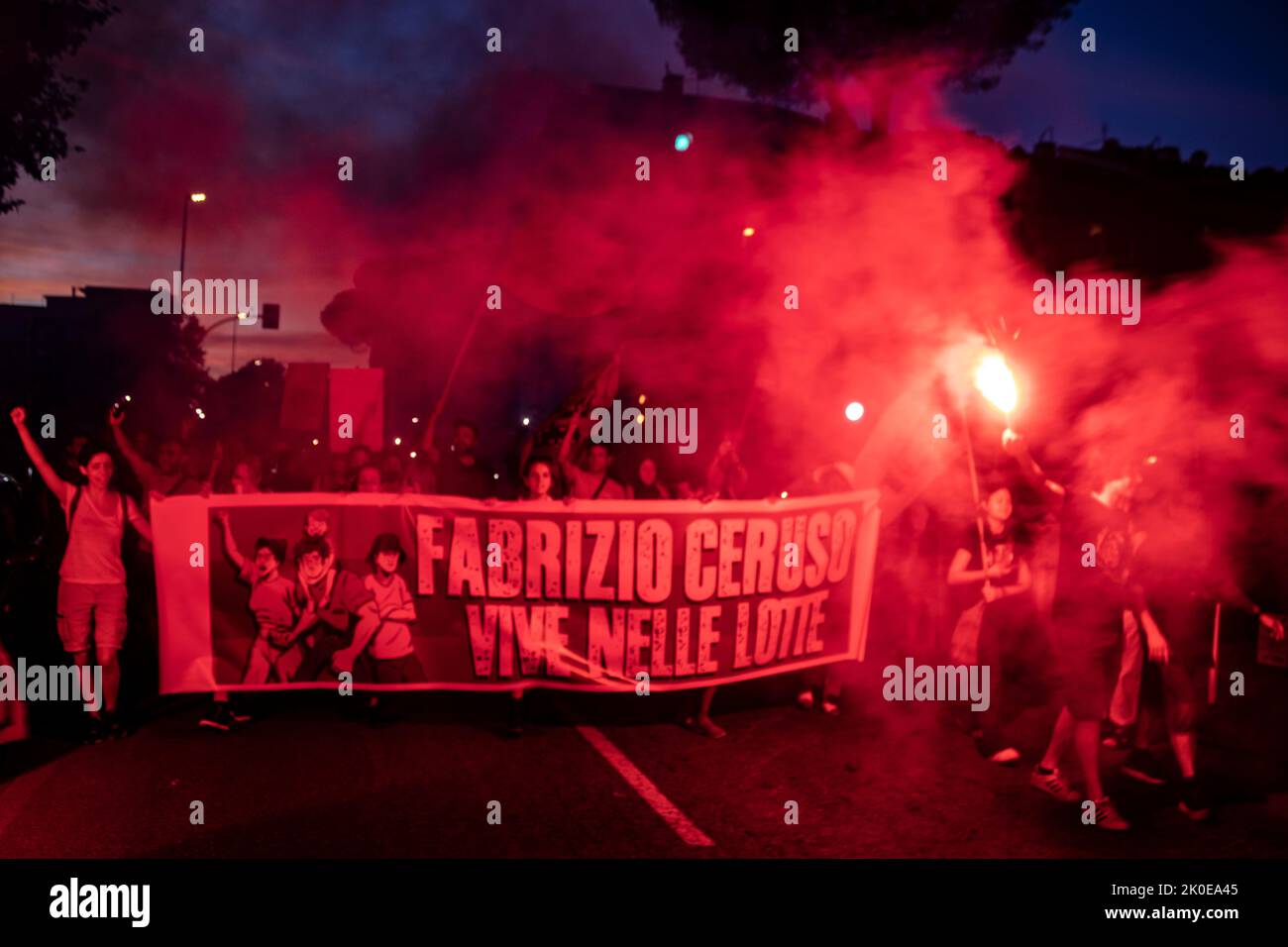 Roma, Italia. 10th Set, 2022. Durante la processione per Fabrizio Ceruso, ucciso dalla polizia 48 anni fa durante una manifestazione, le bollette elettriche vengono bruciate. Una volta già, la gente ha smesso di pagare l'importo richiesto, pagando solo il diritto. Oggi sono pronto a farlo di nuovo senza aumentare i salari e abbassare i prezzi (Photo by Elisa Bianchini/Pacific Press) Credit: Pacific Press Media Production Corp./Alamy Live News Foto Stock
