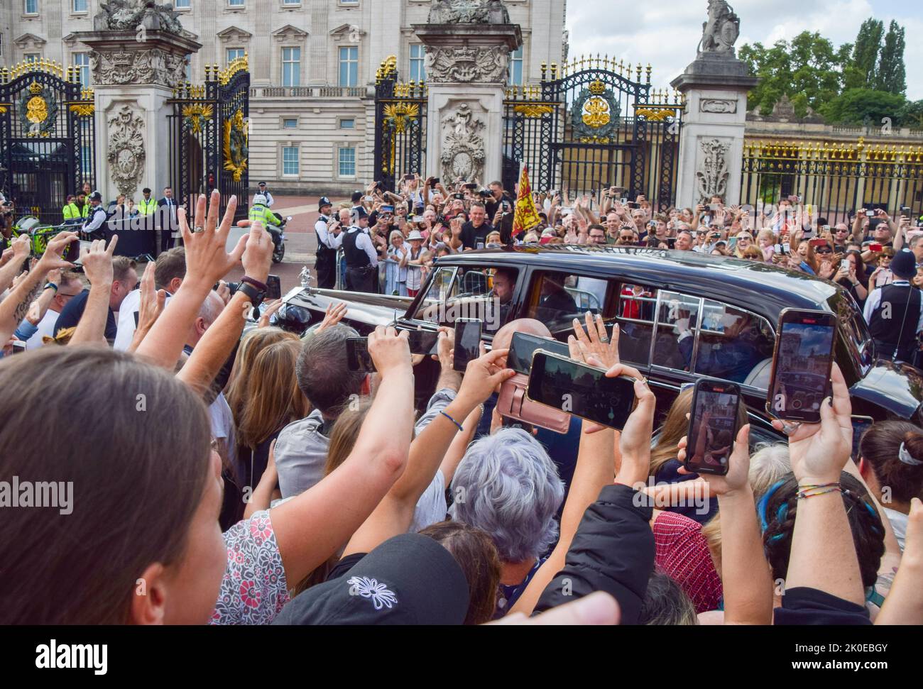 Londra, Regno Unito. 11th Set, 2022. La folla saluta re Carlo III quando arriva a Buckingham Palace. Credit: Vuk Valcic/Alamy Live News Foto Stock