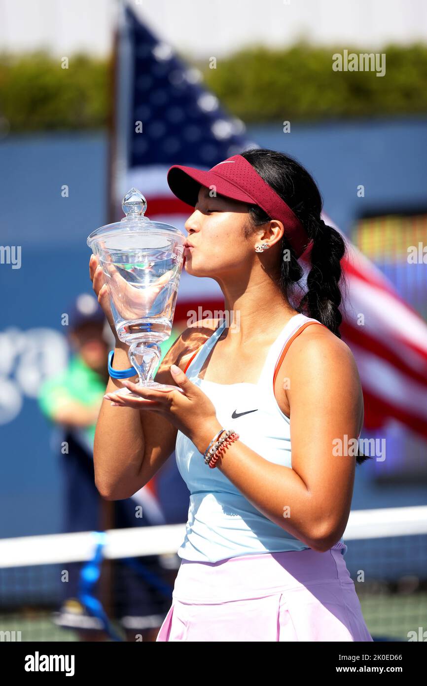 Alexandra EALA delle Filippine, con il suo trofeo dopo aver vinto la finale US Open Girls Singles contro Lucie Havlickova della Repubblica Ceca. Eala ha vinto la partita in serie diritte per rivendicare il titolo Girls Juniors. Credit: Adamo Stoltman/Alamy Live News Foto Stock