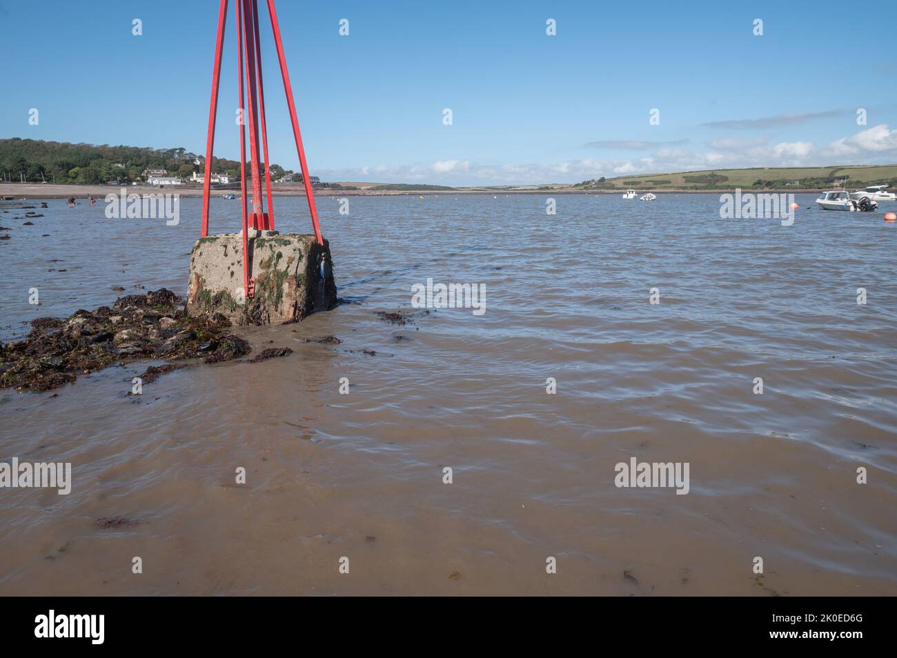 Uscita dagli impianti di trattamento delle acque reflue che scaricano a Dale Bay, Pembrokeshire, Galles, Regno Unito Foto Stock