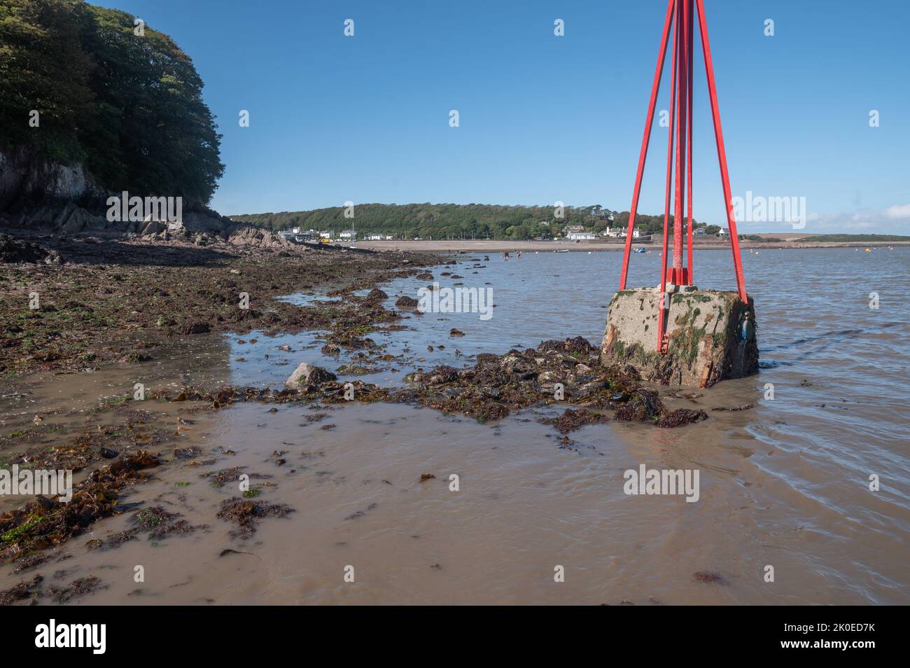 Uscita dagli impianti di trattamento delle acque reflue che scaricano a Dale Bay, Pembrokeshire, Galles, Regno Unito Foto Stock