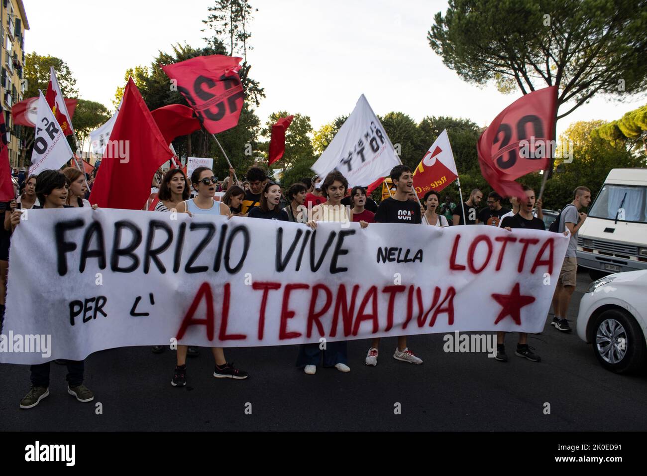 10 settembre 2022, roma, Italia: Durante la processione di Fabrizio Ceruso, ucciso dalla polizia 48 anni fa durante una manifestazione, le bollette elettriche vengono bruciate. Una volta già, la gente ha smesso di pagare l'importo richiesto, pagando solo il diritto. Oggi sono pronto a farlo di nuovo senza aumentare i salari e abbassare i prezzi (Credit Image: © Elisa Bianchini/Pacific Press via ZUMA Press Wire) Foto Stock
