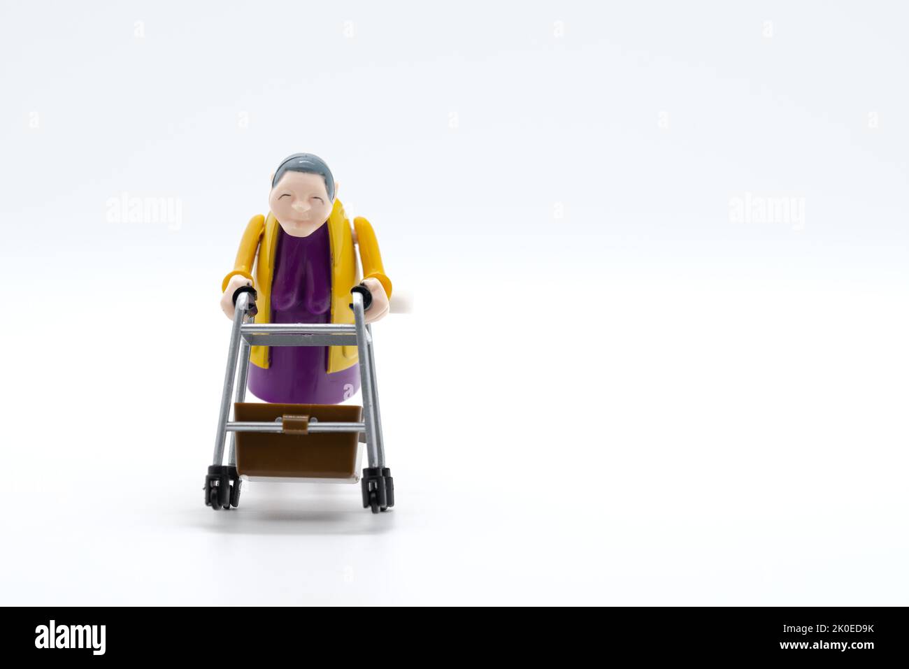Nonna con camminatore, giocattoli, sfondo bianco, immagine ritagliata Foto Stock