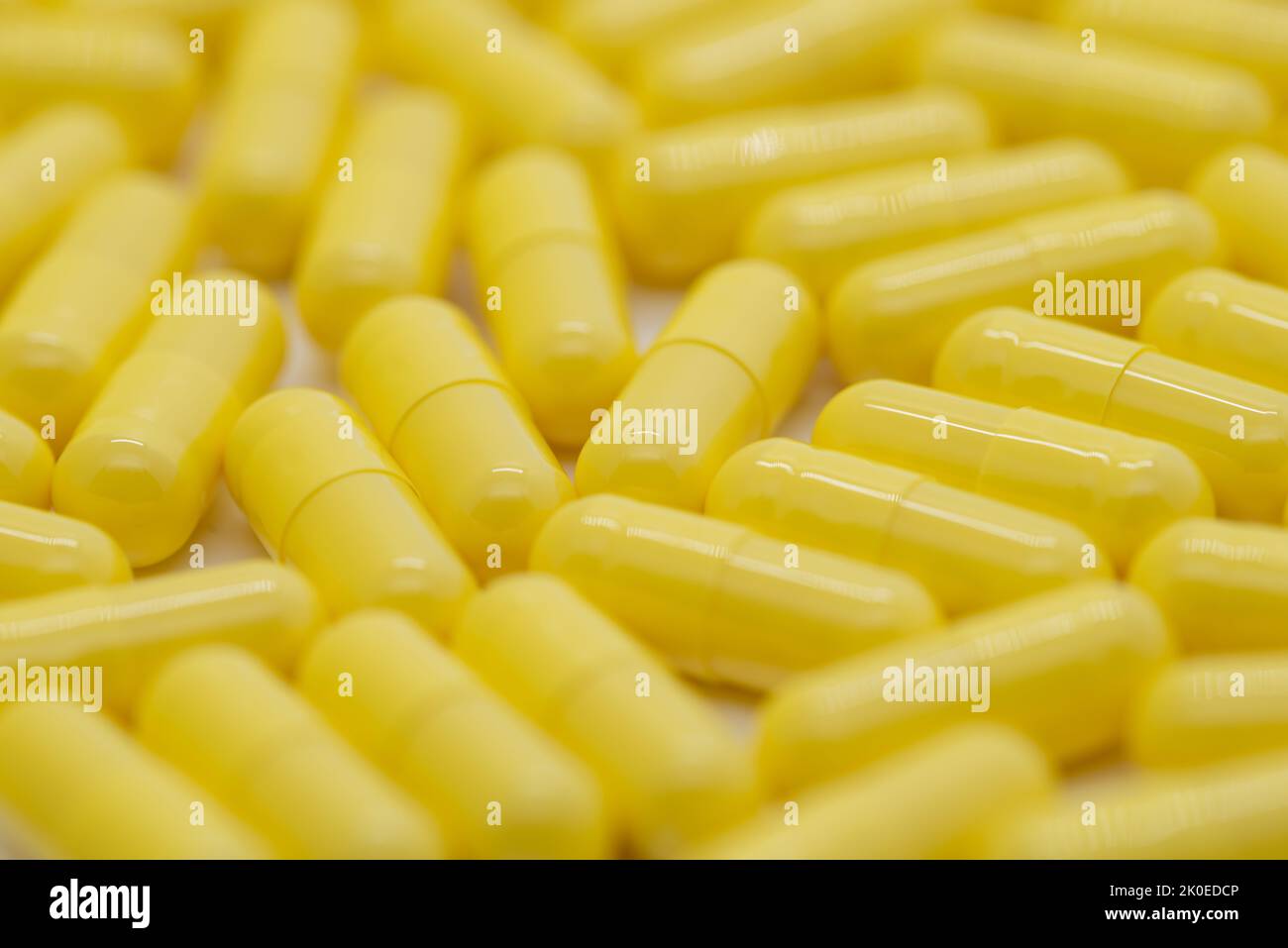 Molte pillole gialle distribuite, medicina, immagine ritagliata Foto Stock