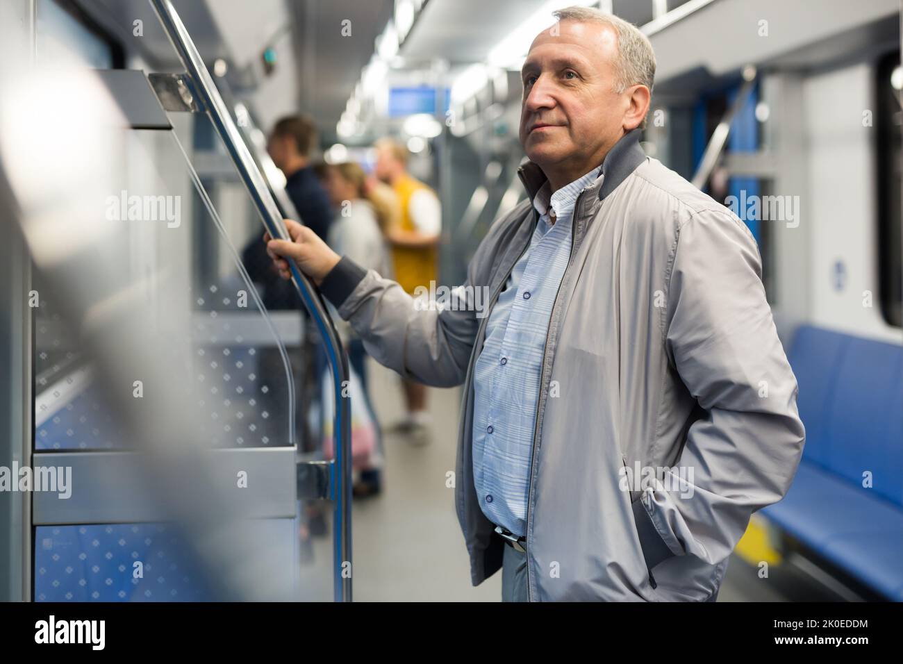 Uomo di mezza età in macchina della metropolitana Foto Stock