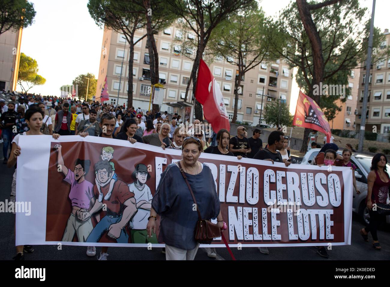 10 settembre 2022, roma, Italia: Durante la processione di Fabrizio Ceruso, ucciso dalla polizia 48 anni fa durante una manifestazione, le bollette elettriche vengono bruciate. Una volta già, la gente ha smesso di pagare l'importo richiesto, pagando solo il diritto. Oggi sono pronto a farlo di nuovo senza aumentare i salari e abbassare i prezzi (Credit Image: © Elisa Bianchini/Pacific Press via ZUMA Press Wire) Foto Stock
