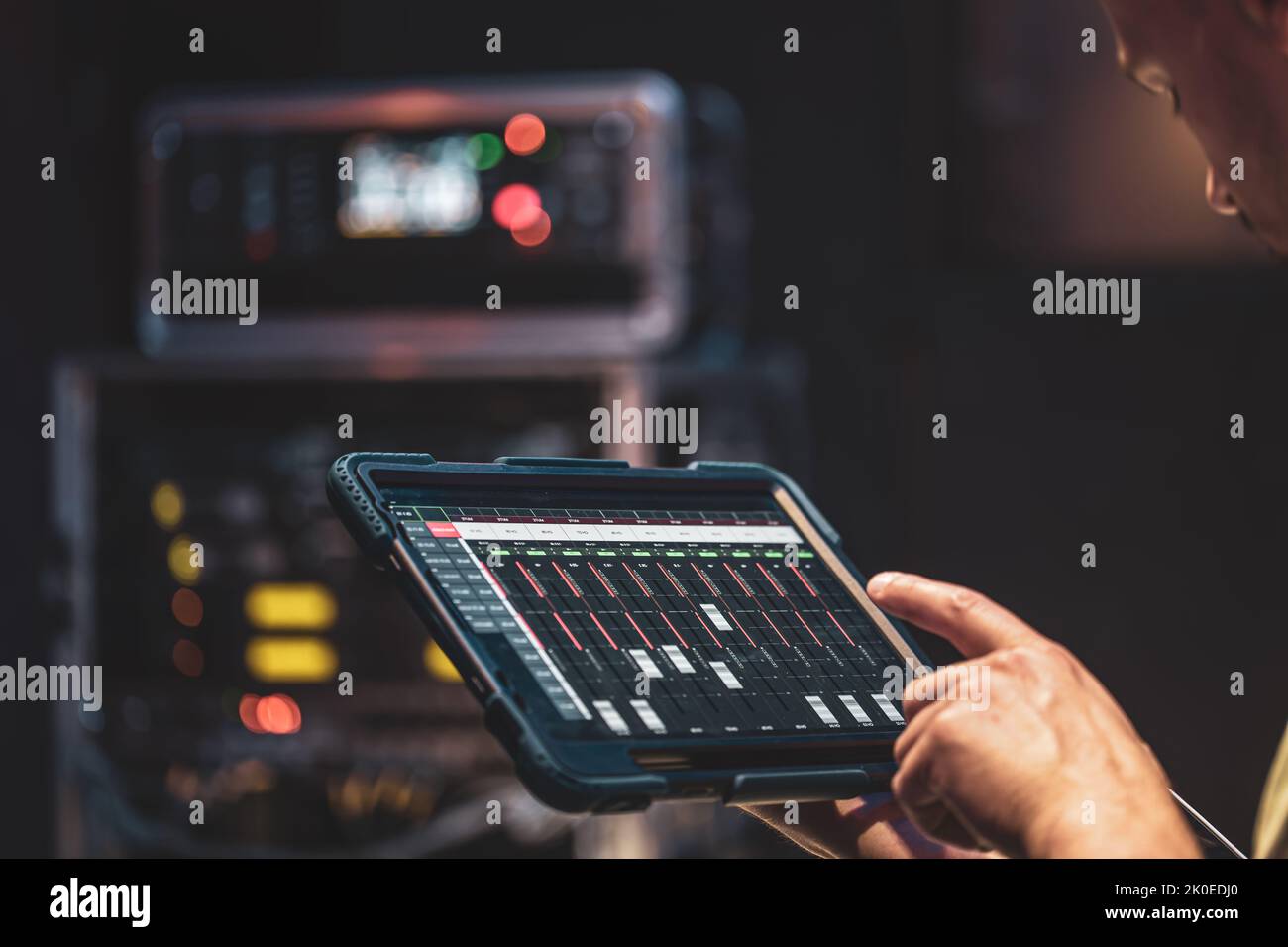 Telecomando e impostazioni audio dal tablet. Foto Stock
