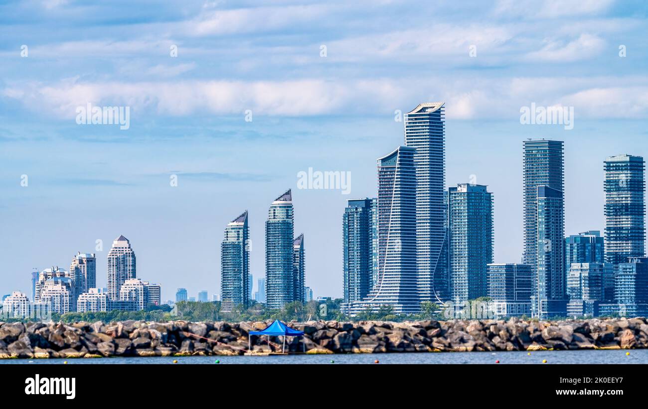 Toronto, Canada - 10 settembre 2022: Skyline moderno degli edifici sul bordo dell'acqua di Humber Bay, Foto Stock