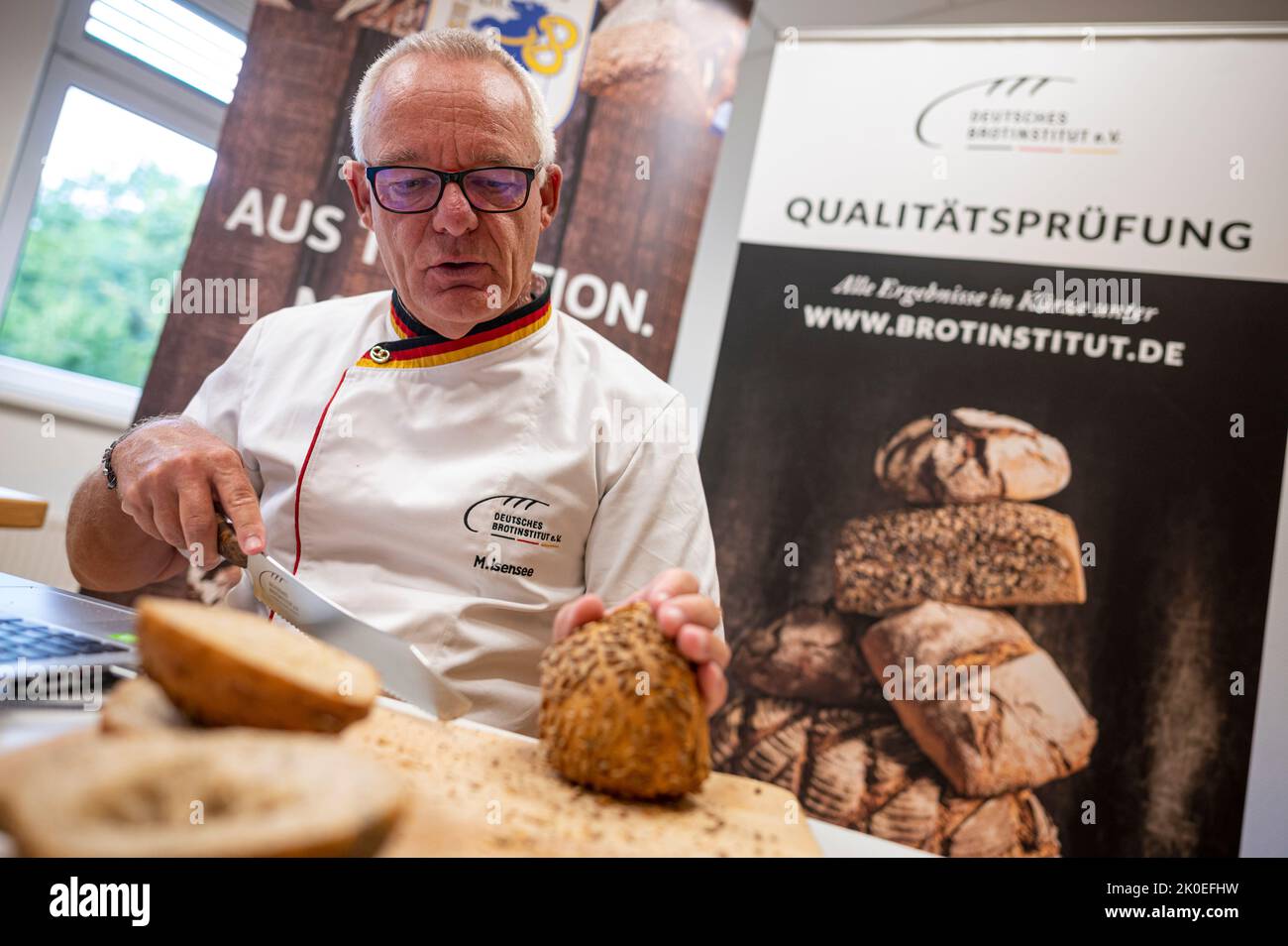 Berlino, Germania. 08th Set, 2022. Michael Isensee, roll tester del Deutsches Brottinstitut e.V. (Istituto tedesco del pane), prova rotoli di vario tipo nella Berlin Bakers' Guild. I tester addestrati valutano i rulli sulla base della forma e dell'aspetto, delle proprietà superficiali e della crosta, dell'aspetto della scioltezza e della crumb, della consistenza, dell'odore e del gusto. Credit: Fabian Sommer/dpa/Alamy Live News Foto Stock