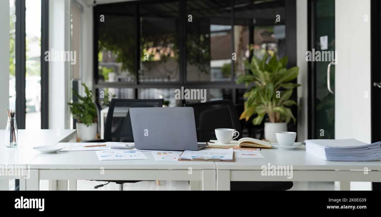 Posto di lavoro con notebook comodo tavolo da lavoro nelle finestre dell'ufficio Foto Stock