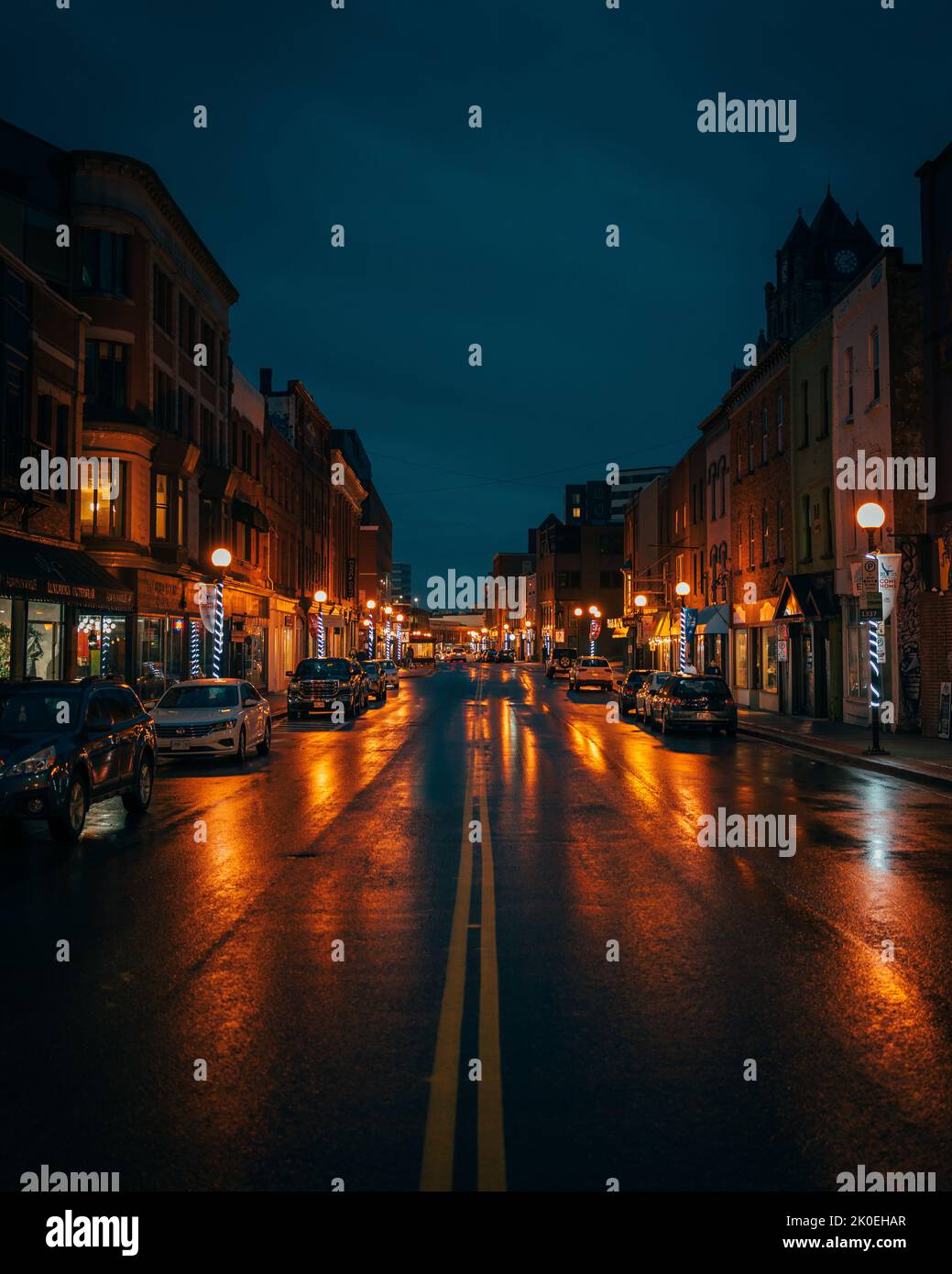 City Street in una notte piovosa, St. Johns, Terranova e Labrador, Canada Foto Stock