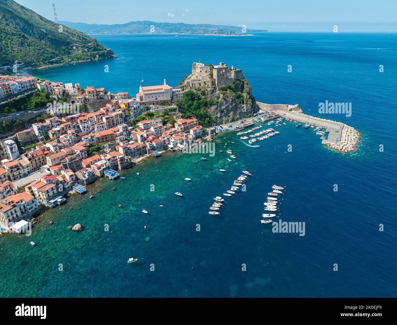 Veduta aerea di Scilla, Reggio Calabria, Calabria. Promontorio all'ingresso nord dello stretto di Messina. Castello e faro di Ruffo Foto Stock