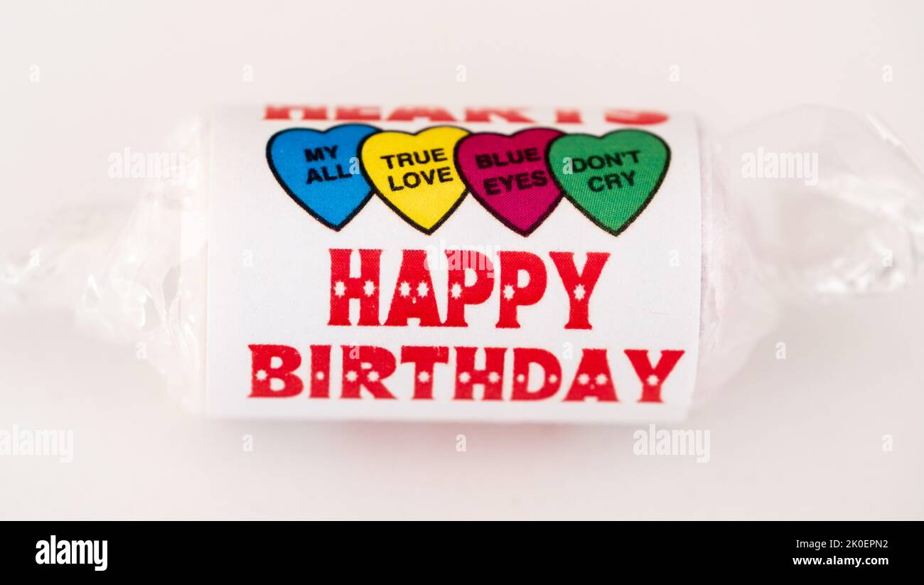 Rotoli di dolci cuore d'Amore di Swizzel inscritti con il messaggio Buon compleanno. Foto Stock