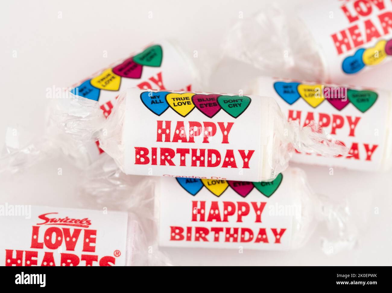 Rotoli di dolci cuore d'Amore di Swizzel inscritti con il messaggio Buon compleanno. Foto Stock