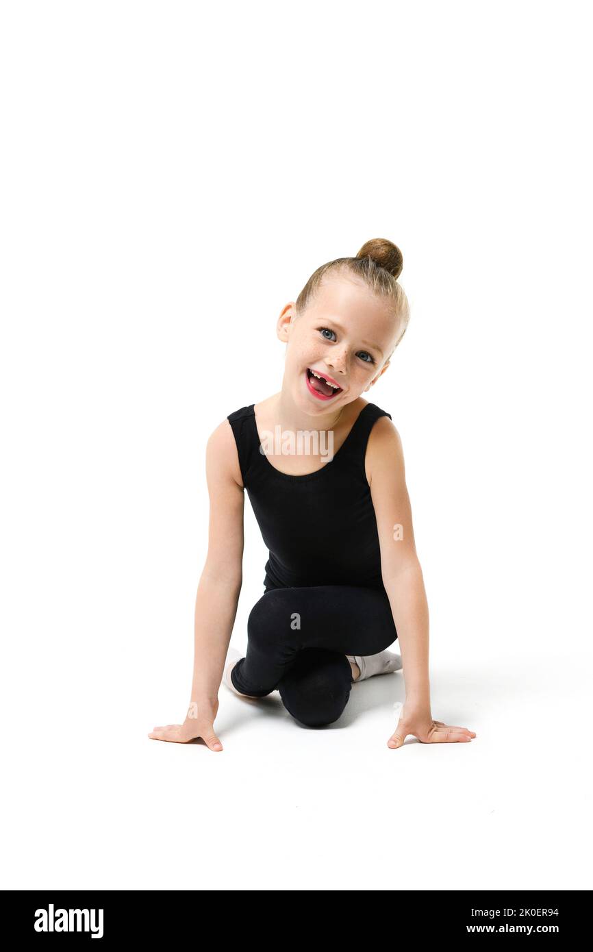 Piccola ragazza gymnast affascinante in posa in studio Foto Stock