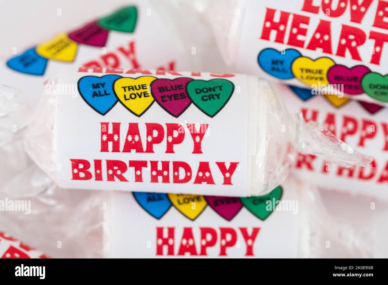 Rotoli di dolci cuore d'Amore di Swizzel inscritti con il messaggio Buon compleanno. Foto Stock