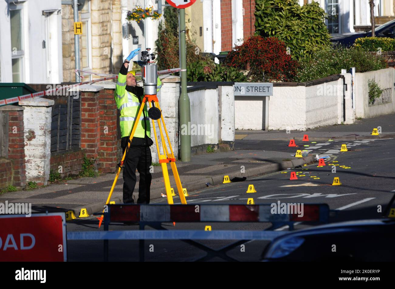 UFFICIALI DI POILCE SULLA SCENA DELL'INCIDENTE A ANNES HILL ROAD GOSPORT DOPO CHE DUE PEDONALI ADOLESCENTI SONO STATI COLPITI DA UNA MACCHINA. PIC MIKE WALKER, 2013 FOTO DI MIKE WALKER Foto Stock