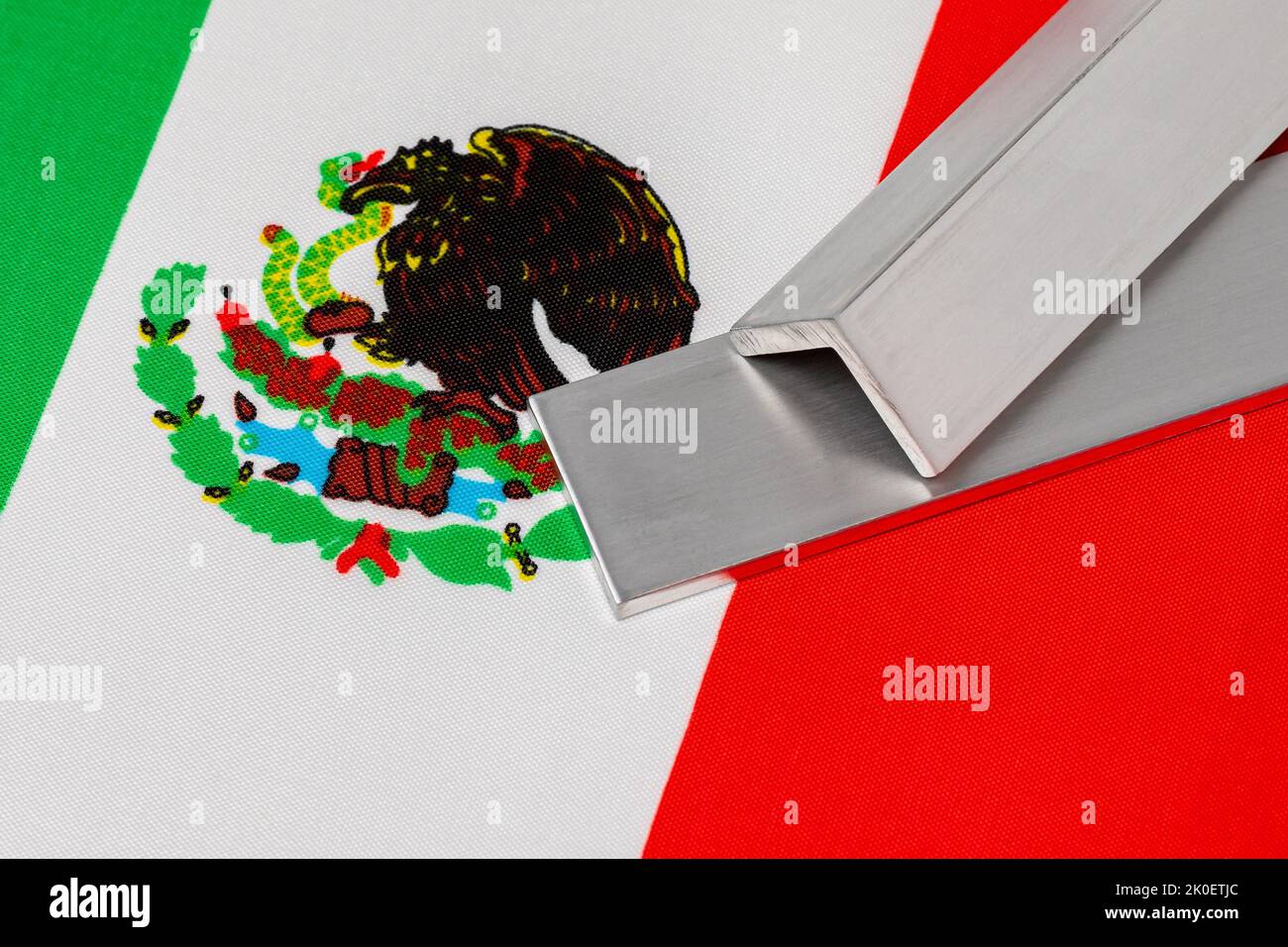 Stock di alluminio metallico sulla bandiera del Messico. Concetto di commercio, tariffe, produzione e industria siderurgica. Foto Stock