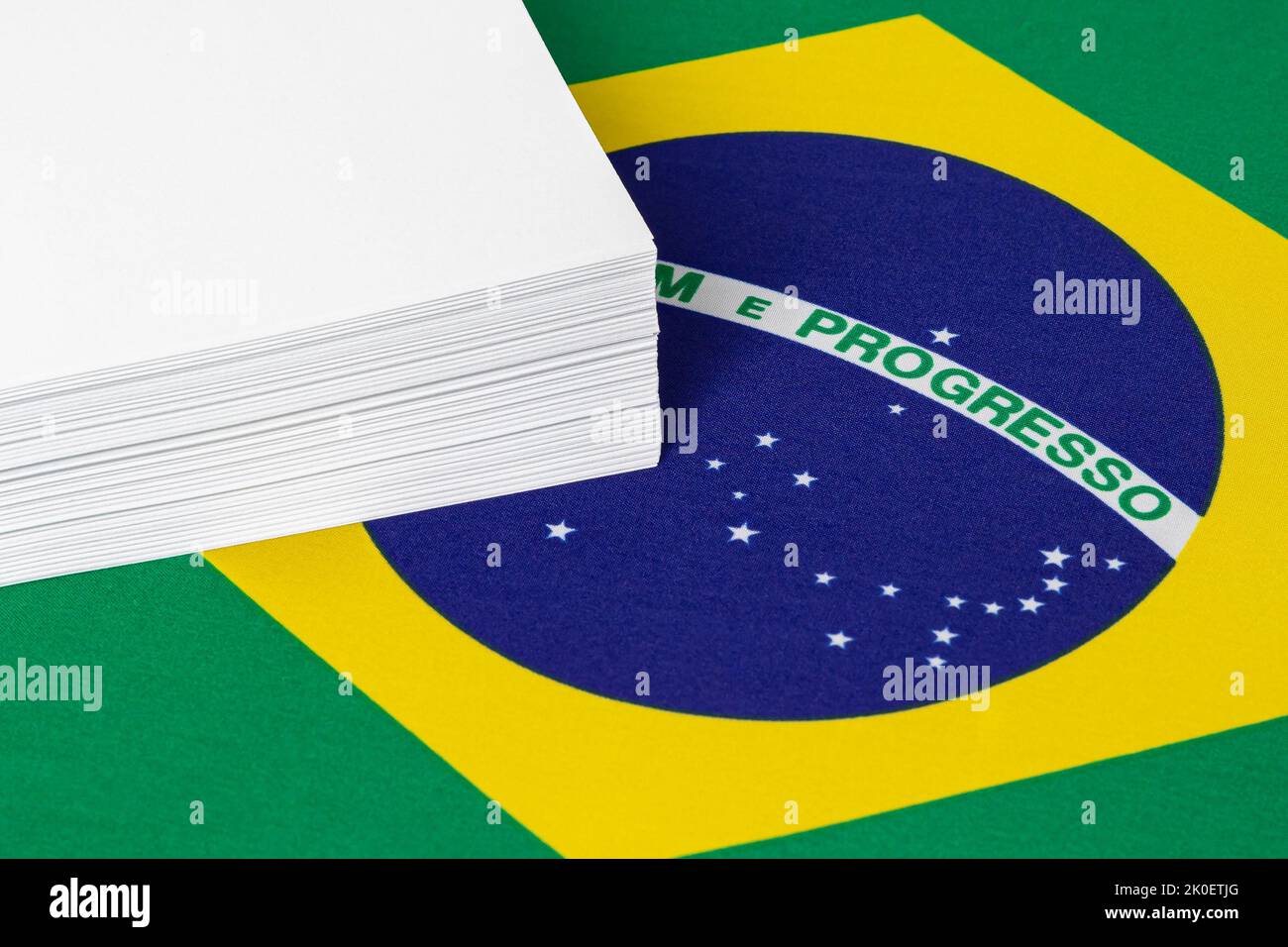 Risma di carta per stampante e bandiera Brasile. Industria dei prodotti cartacei, commercio e concetto di produzione Foto Stock