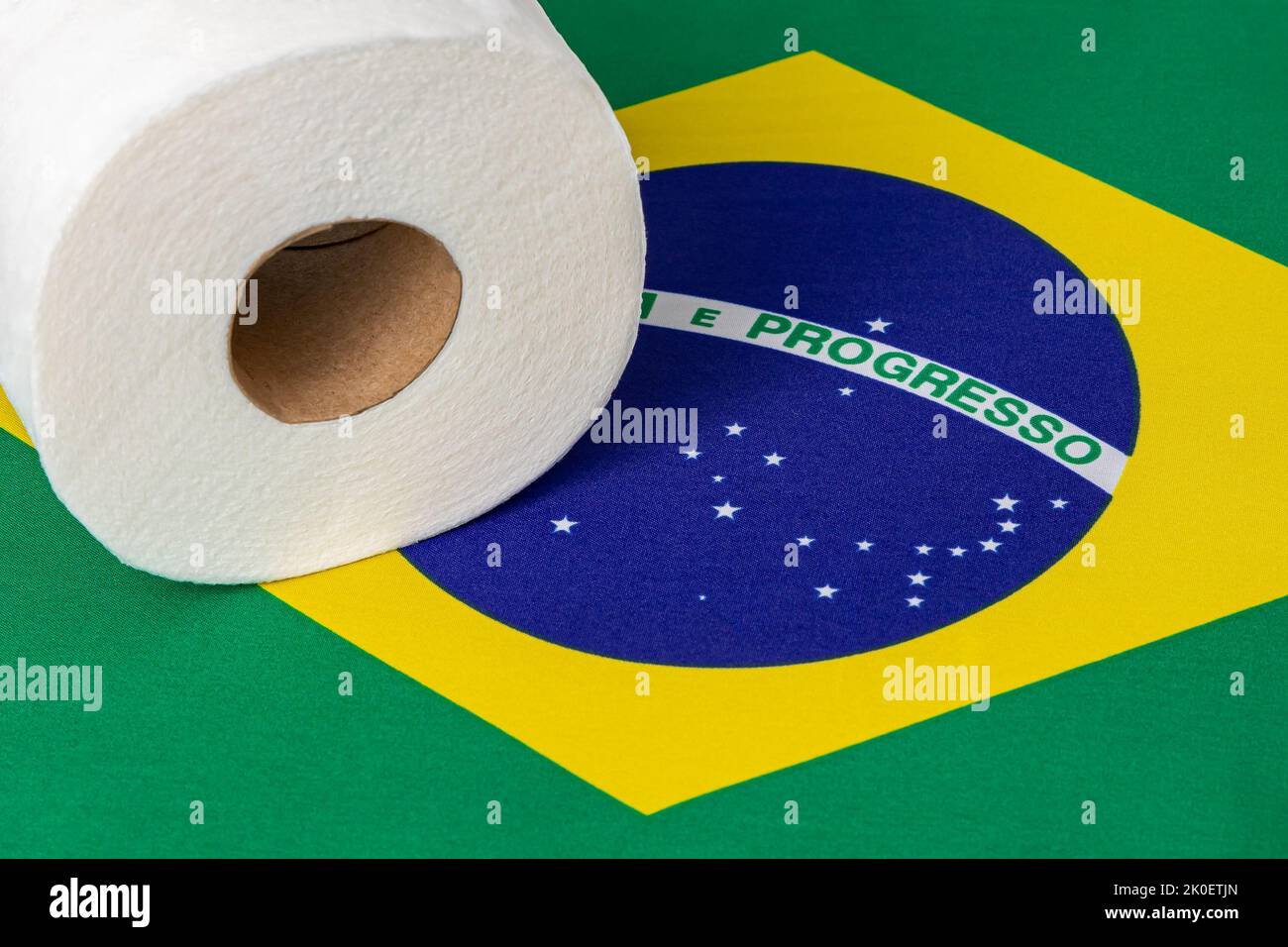 Carta igienica e bandiera del Brasile. Industria dei prodotti cartacei, commercio e concetto di produzione Foto Stock