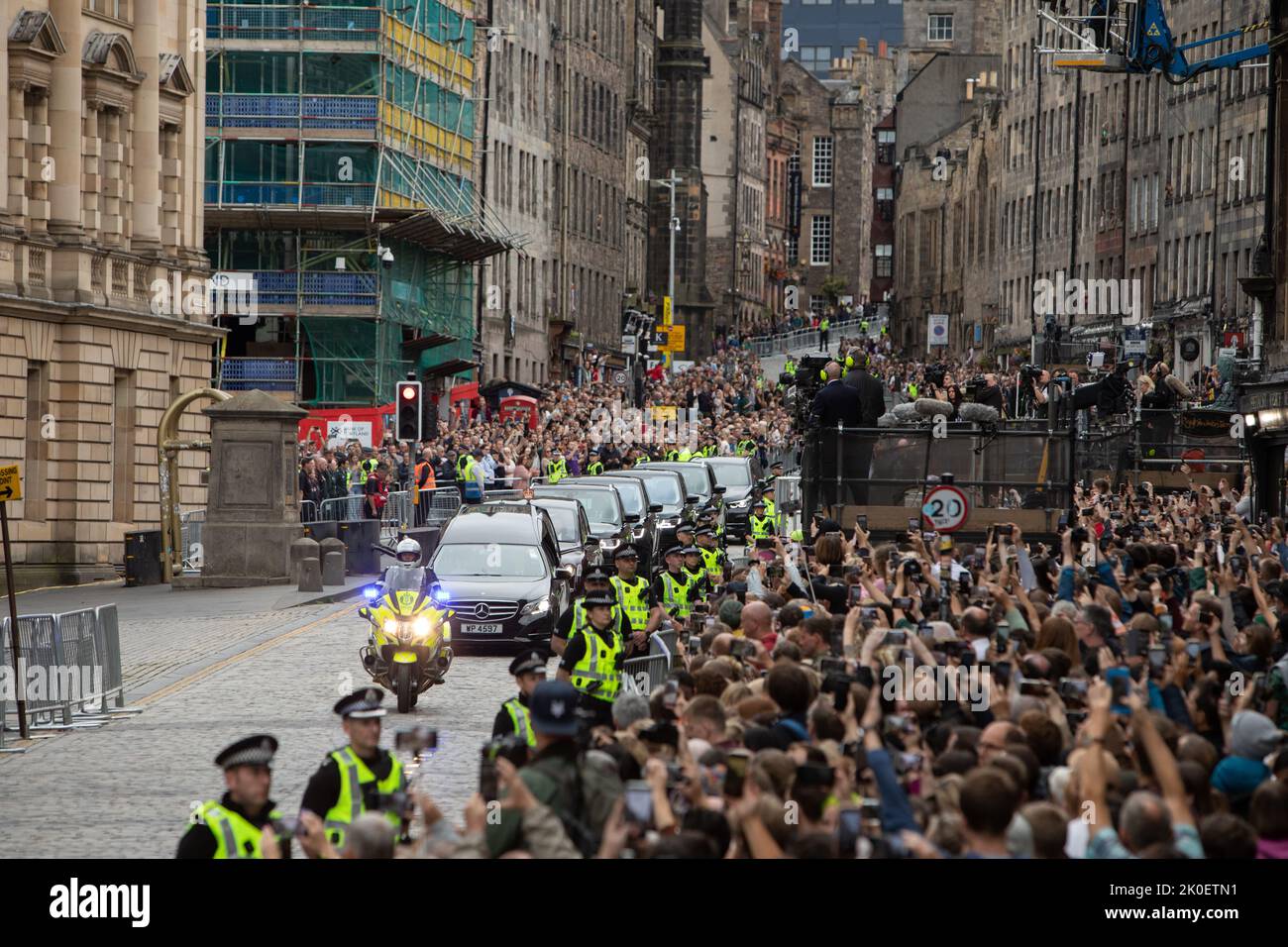 Edimburgo, Scozia, 11 settembre 2022. Il corteo che porta la bara di sua Maestà la Regina Elisabetta II guida lungo la Royal Mile High Street passando la Cattedrale di St Giles, e la Mercat Cross, a Edimburgo, Scozia, 11 settembre 2022. Photo credit: Jeremy Sutton-Hibbert/ Alamy Live news. Foto Stock