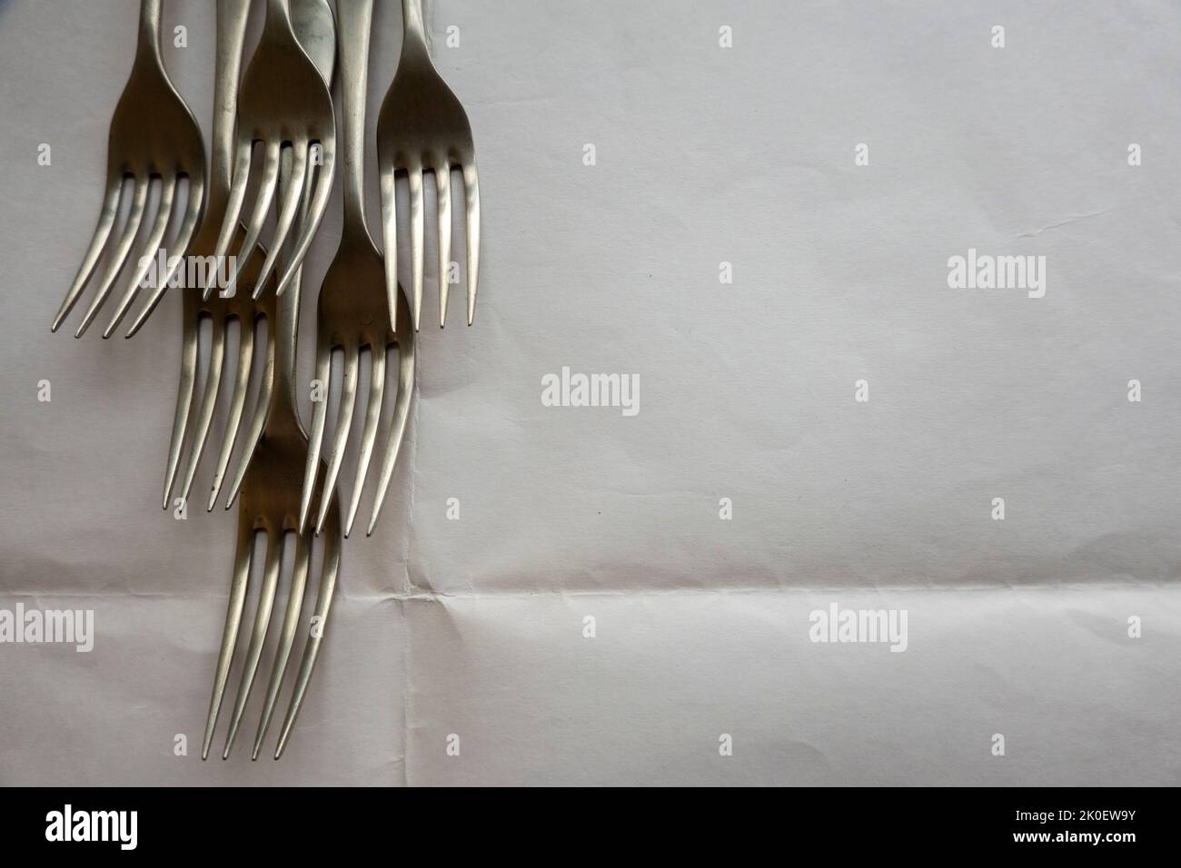 Mezza dozzina di forcelle disposte con un ampio spazio vuoto per includere il testo Foto Stock