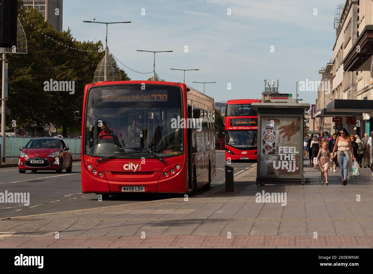 Plymouth, Devon, Inghilterra, Regno Unito. 2022. Autobus rossi sulla Royal Parade nel centro di Plymouth, Inghilterra, Regno Unito Foto Stock