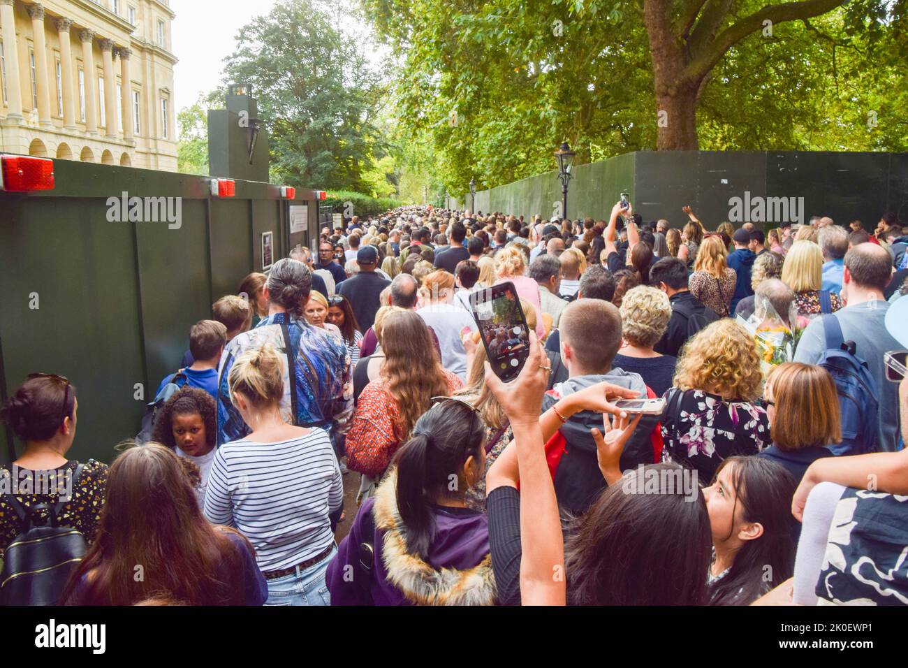 Londra, Regno Unito. 11th Set, 2022. Enormi code a Green Park fuori Buckingham Palace, mentre migliaia di persone continuano ad arrivare per rendere omaggio alla Regina Elisabetta II La Regina morì il 8th settembre, all'età di 96 anni. Credit: Vuk Valcic/Alamy Live News Foto Stock