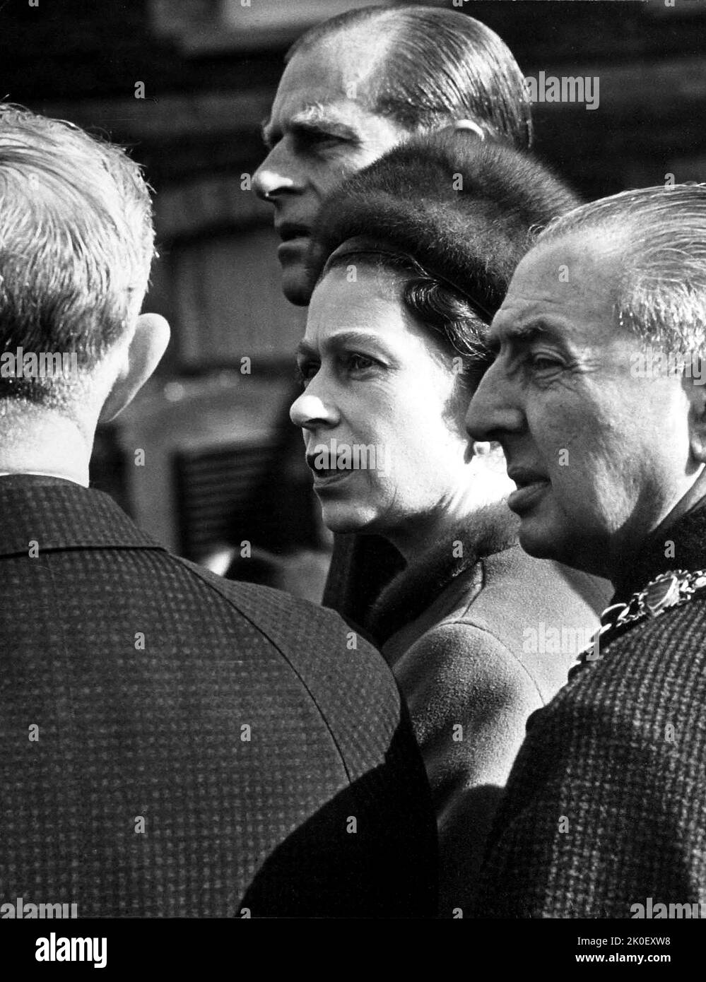 La regina Elisabetta II con suo marito il Duca di Edimburgo e il Sindaco dei Martiri Tydfill visitano Aberfan pochi giorni dopo il disastro che si è verificato venerdì 21 ottobre 1966, quando sono morte 144 persone, di cui 116 bambini, quando una punta di rifiuti di carbone scivolò sulla scuola del villaggio poco dopo l'inizio della giornata scolastica Foto Stock