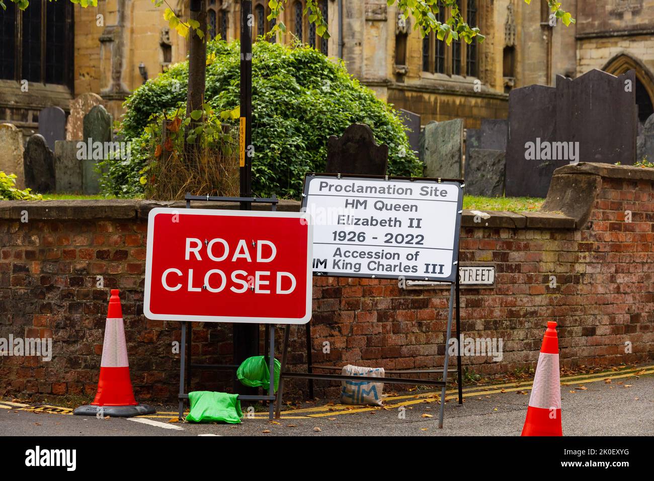 Strada chiusa segno e avviso di proclamazione sulla morte di HM Regina Elisabetta II e l'adesione di HM re Carlo III Grantham, Lincolnshire, Inghilterra. Foto Stock