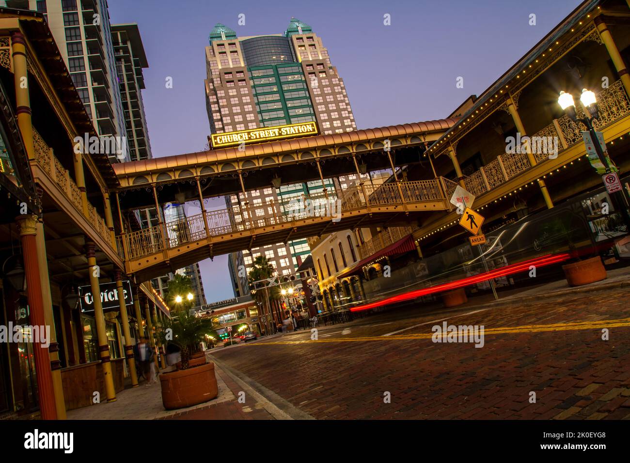 Il crepuscolo sorge sullo storico quartiere dei divertimenti di Church Street Station nel centro di Orlando. Orlando, Florida, Stati Uniti Foto Stock