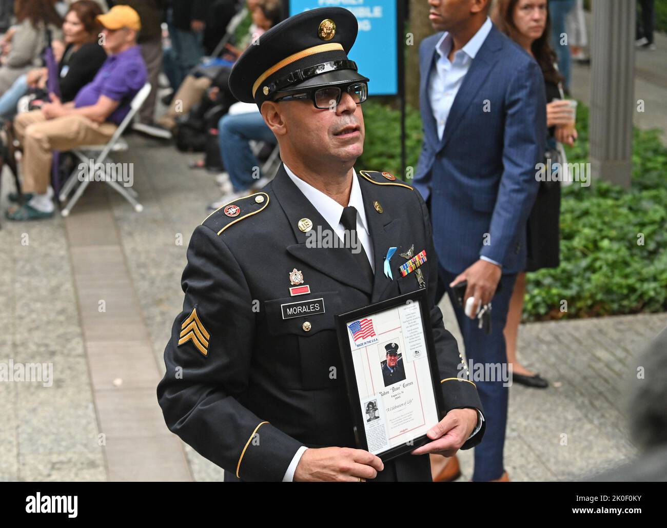 New York, Stati Uniti. 11th Settembre 2022. Edwin Morales, sergente della Riserva dell'esercito, tiene una foto di suo cugino, il pompiere Rubin Correa, che è perito il 9/11 al memoriale del 21st° anniversario degli attacchi del 2001 9/11 al World Trade Center, domenica 11 settembre 2022 a New York City. Foto di Louis Lanzano/UPI Credit: UPI/Alamy Live News Credit: UPI/Alamy Live News Foto Stock