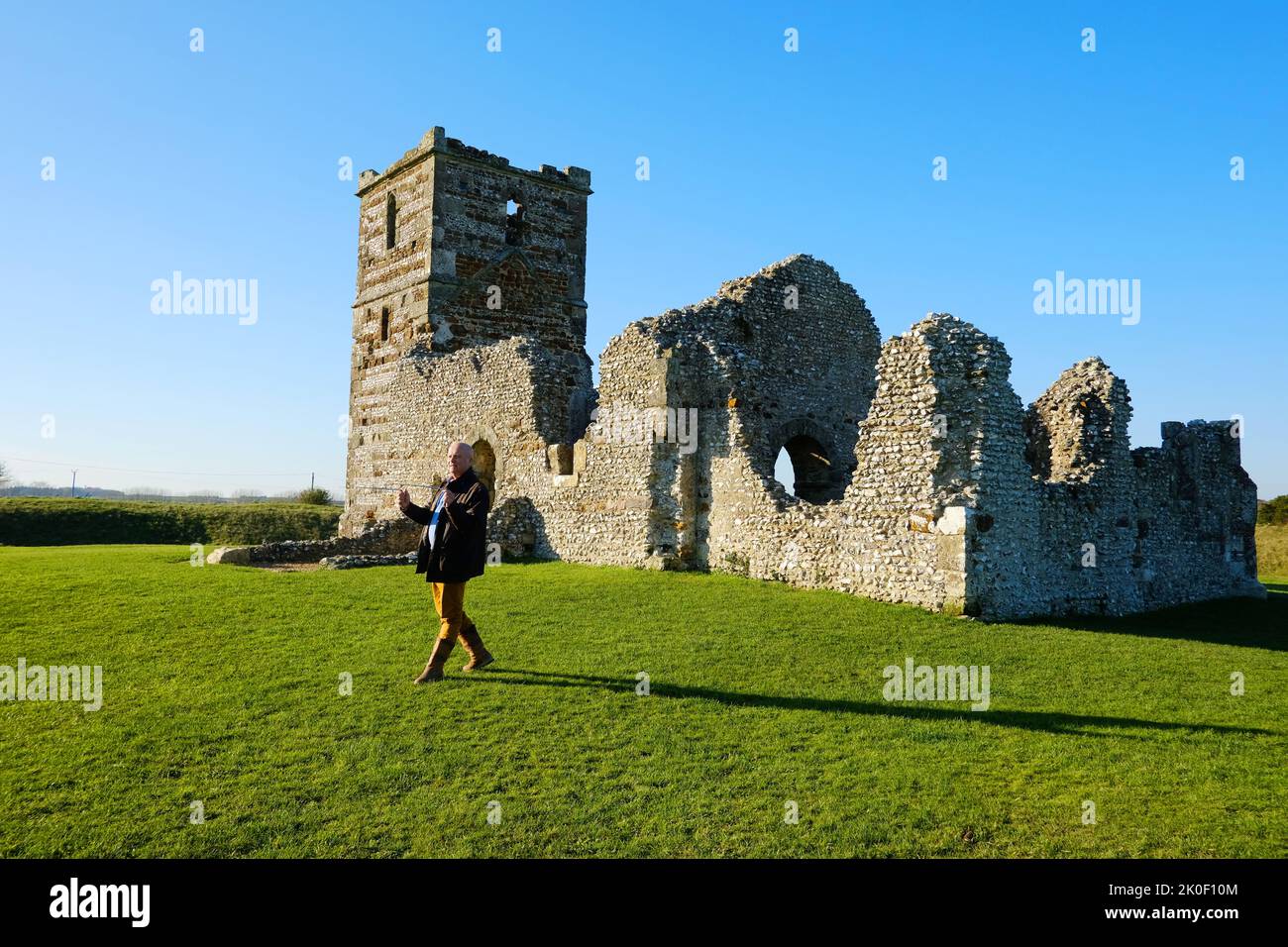 Maschio adulto che dowsing le linee del ley alla chiesa di Knowlton, Dorset, Regno Unito - John Gollop Foto Stock