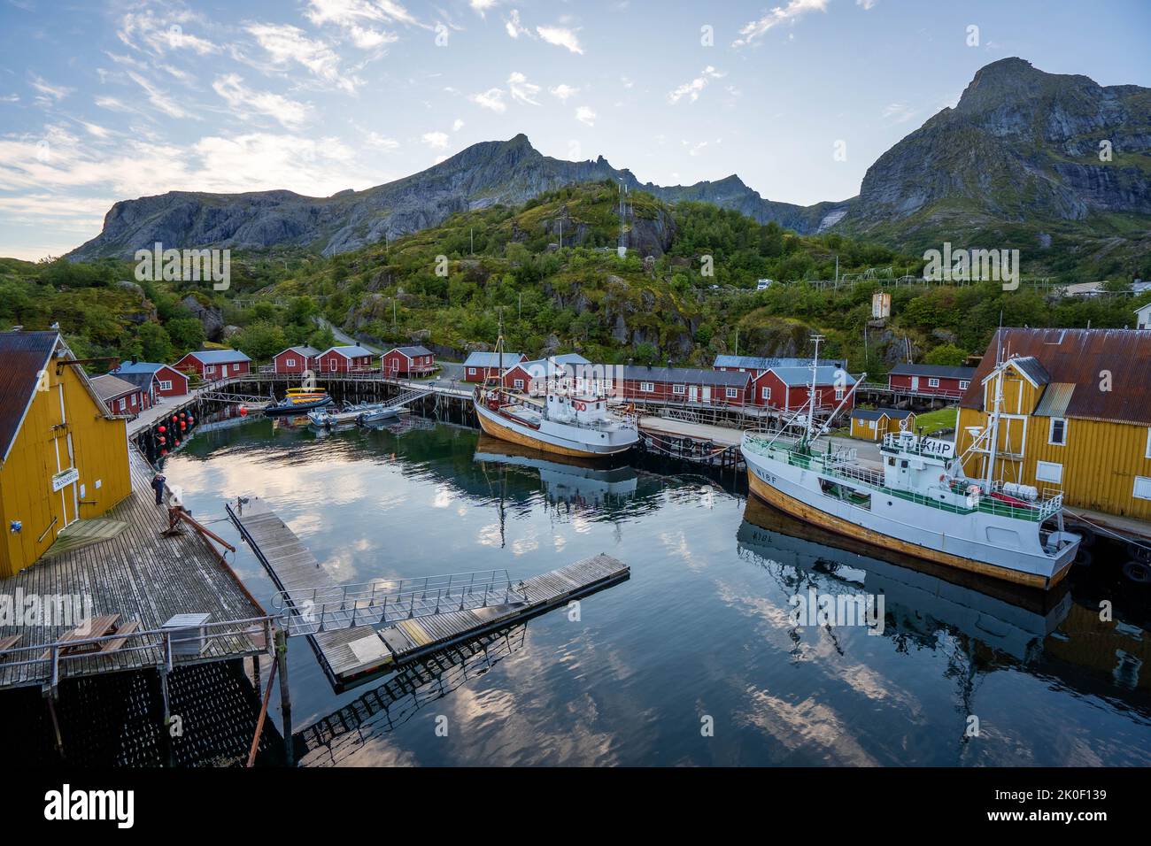 Barche ormeggiate a Nusfjord, Lofoten, Norvegia Foto Stock