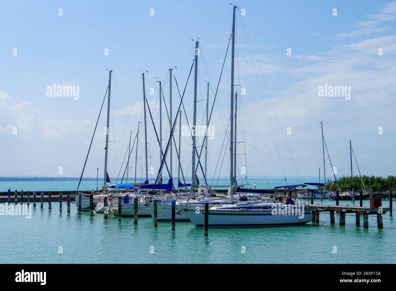 Attracco di una barca a vela nel porto in una bella giornata di sole - Balaton lago marina Foto Stock