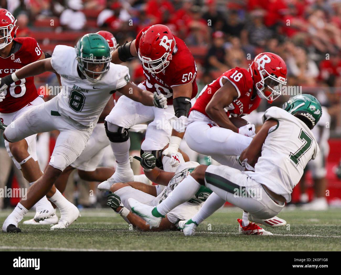 I Rutgers tentano di spostare la palla durante la partita della Big Ten Conference tra la Rutgers University e Wagner allo STADIO SHI di Piscataway, NJ Foto Stock