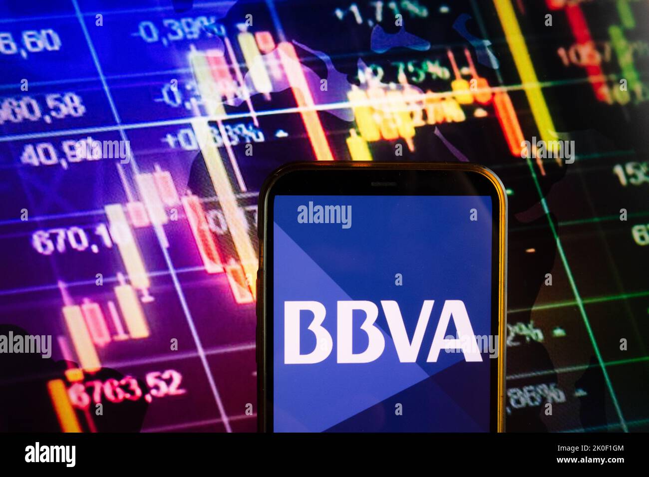 KONSKIE, POLONIA - 10 settembre 2022: Smartphone che mostra il logo del Banco Bilbao Vizcaya Argentaria (BBVA) società sul backgroun diagramma di borsa Foto Stock