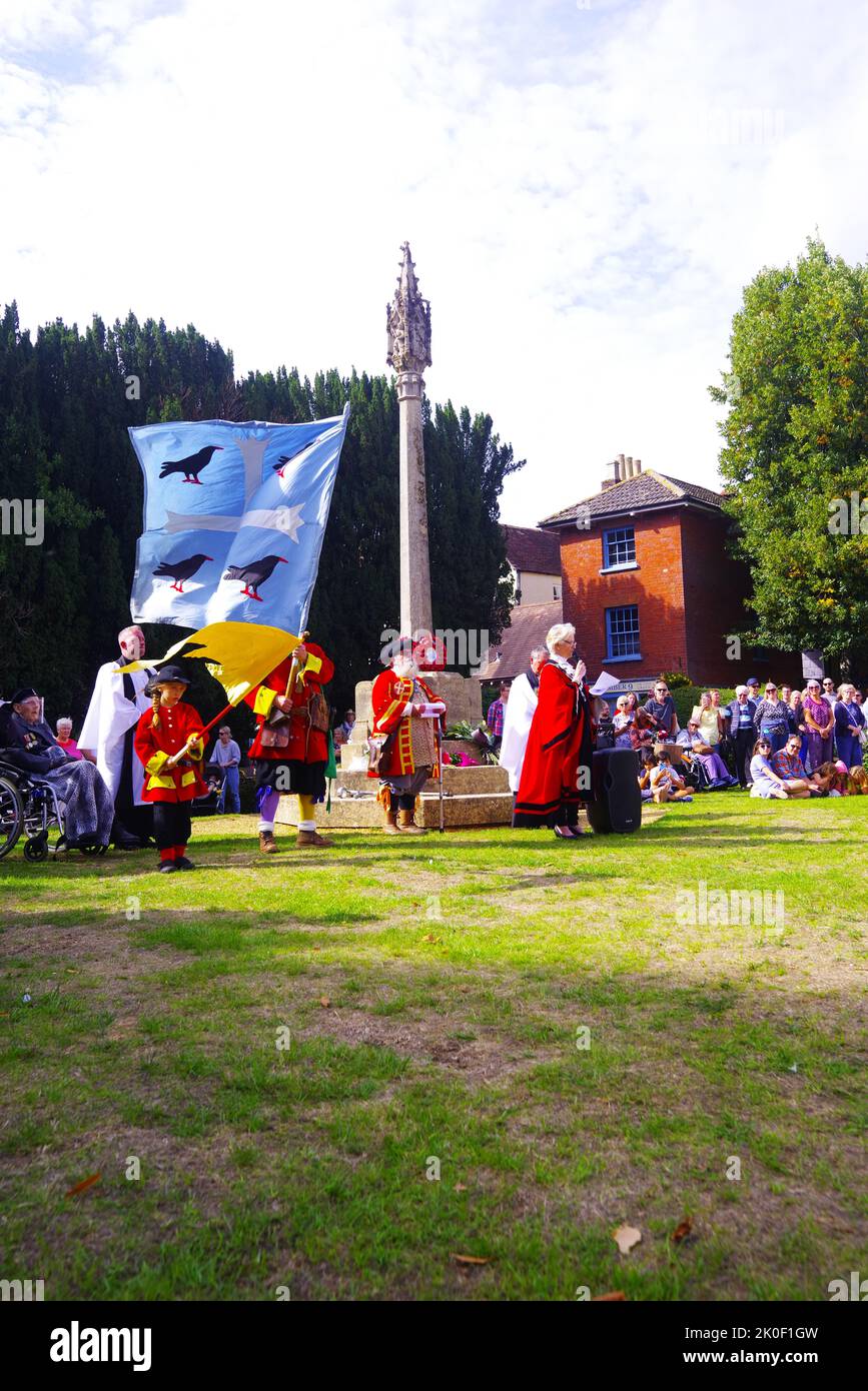 Centinaia di persone si sono riunite per ascoltare il sindaco Cllr Carol Butter leggere una dichiarazione del consiglio comunale e la proclamazione del re Carlo III al di fuori del Minster a Wimborne Dorset 11/09/2022. Con il pianto della città e il sergente del sindaco Chris Brown che annunciava la lettura del sindaco e con il reverendo Canon Andrew Rowland al suo fianco, la proclamazione fu seguita da un saluto da pistola da parte della milizia Wimborne. Foto Stock