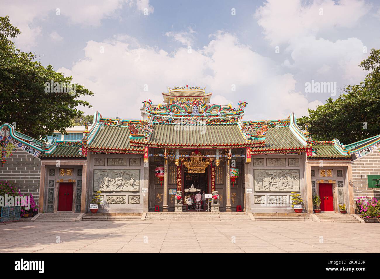 Ho Chi Minh, Vietnam, gennaio 15 2022: Esterno del tempio di Chua ONG Quan De a Chinatown, Cho Lon, Saigon Foto Stock
