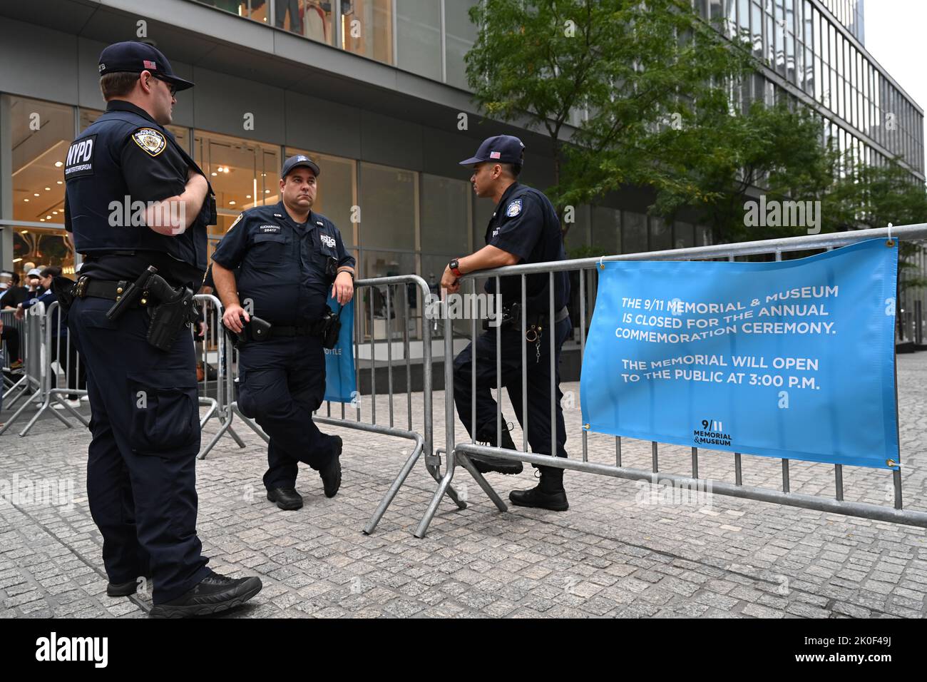La polizia ha garantito il perimetro del 9/11 Memorial Service il 11 settembre 2022 a New York Foto Stock